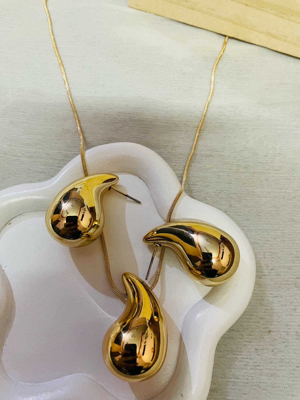 C-shaped Set